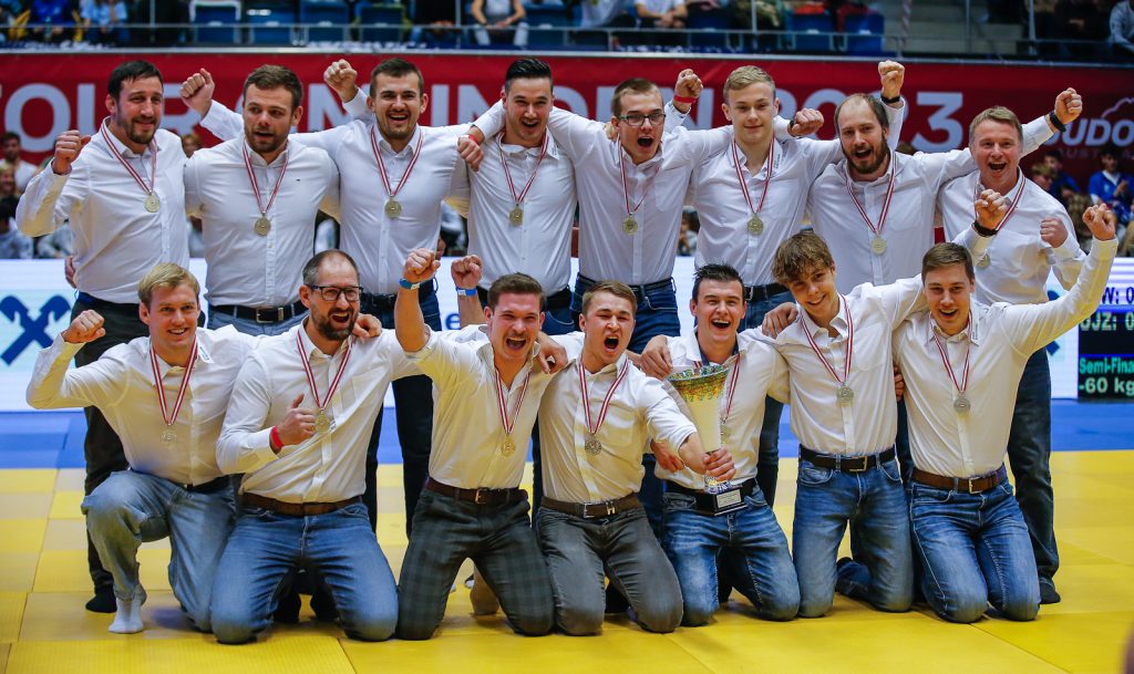 Siegerehrung für den Meister Judo Union Kirchham 1 in der 2. Bundesliga beim Final 4 der 1. Bundesliga in Gmunden