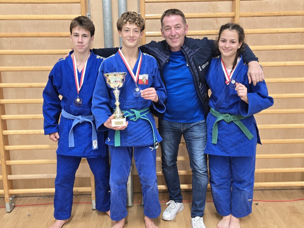 6 Goldene, 4 Silberne und 4 Bronzene beim Colop Masters in Wels für Kirchham
